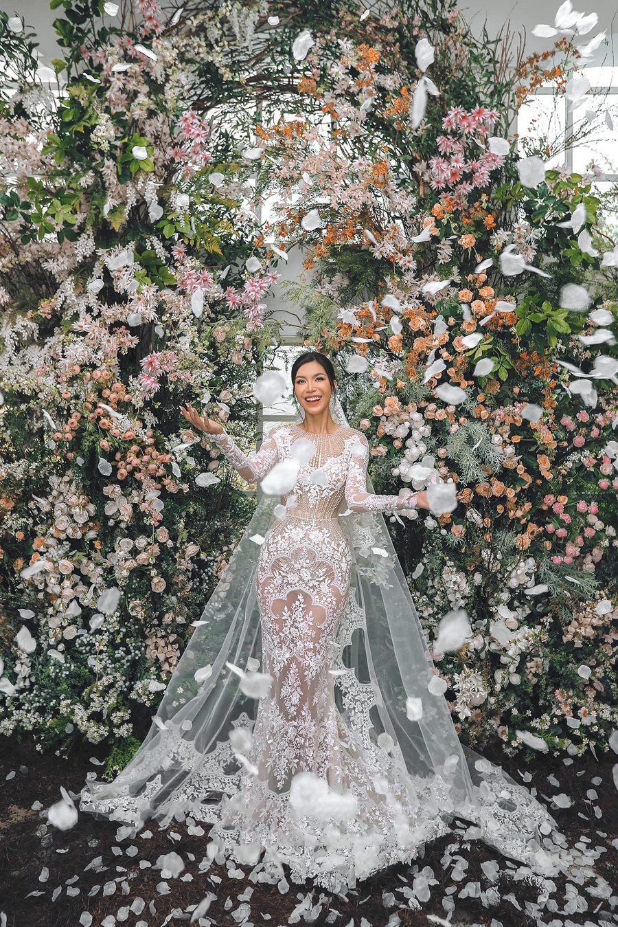 Chú rể Christopher mặc vest tông màu trầm bảnh bao trong khi đó cô dâu Minh Tú diện váy cưới kiểu đuôi cá, chất liệu xuyên thấu quyến rũ.