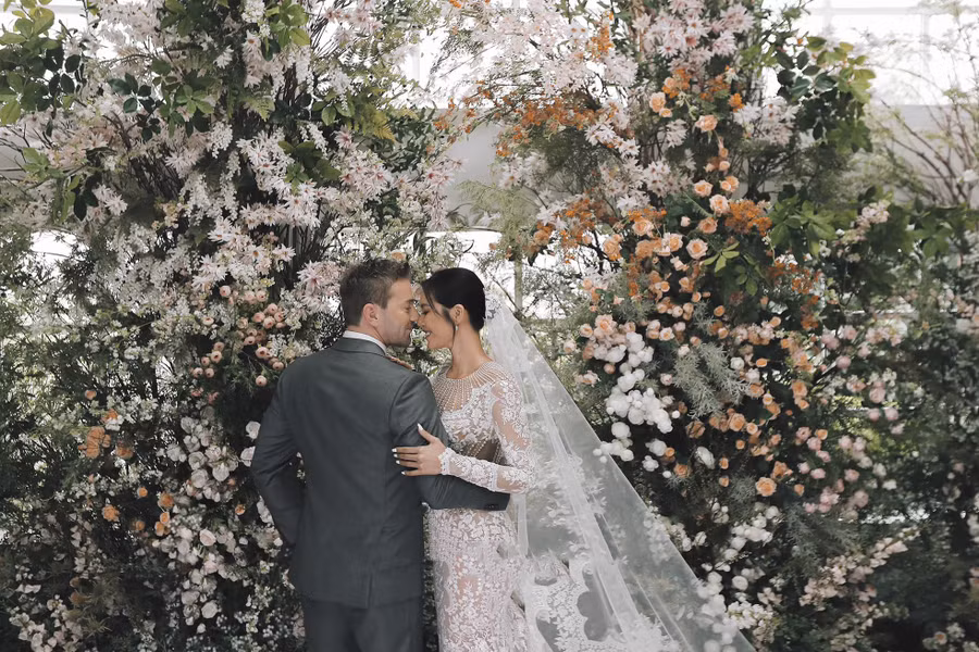 Cặp đôi trao nhau nụ hôn tình tứ trong những bức ảnh cưới đầu tiên được hé lộ.