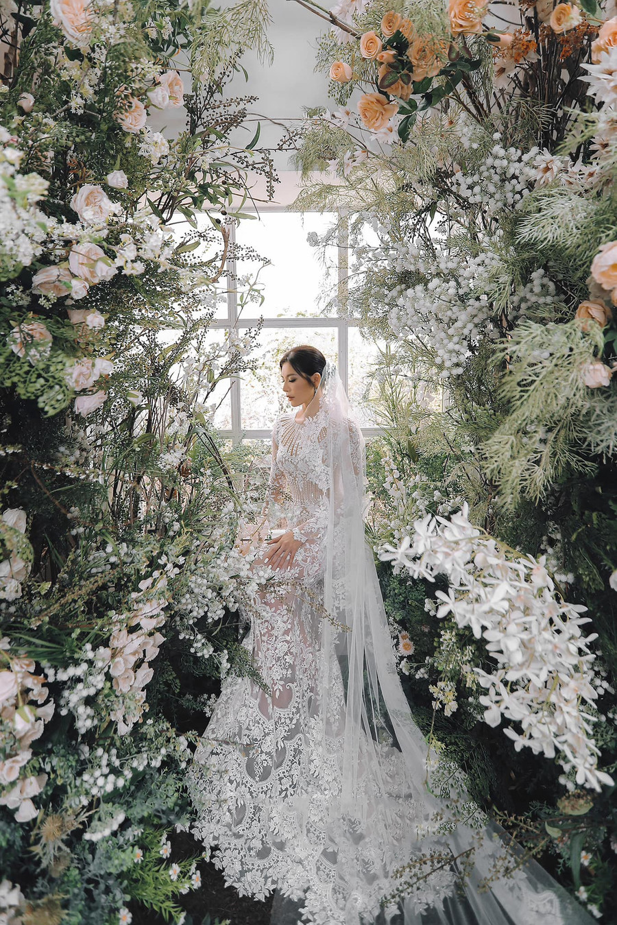 Dự kiến, Minh Tú tổ chức hôn lễ tại TPHCM vào ngày 13/4 với sự tham dự của đông đảo đồng nghiệp trong giới showbiz. Cô yêu cầu khách mời mặc trang phục trang trọng màu đen. &quot;Trang phục đen giúp khách mời toát lên vẻ huyền bí, sang trọng, làm nổi bật cô dâu chú rể trong trang phục trắng, hòa quyện không gian cưới lãng mạn với hoa. Tôi và Chris hồi hộp chuẩn bị cho lễ cưới, cố gắng mang lại buổi tiệc ấm áp, ngọt ngào và yêu thương&quot;, cô chia sẻ.