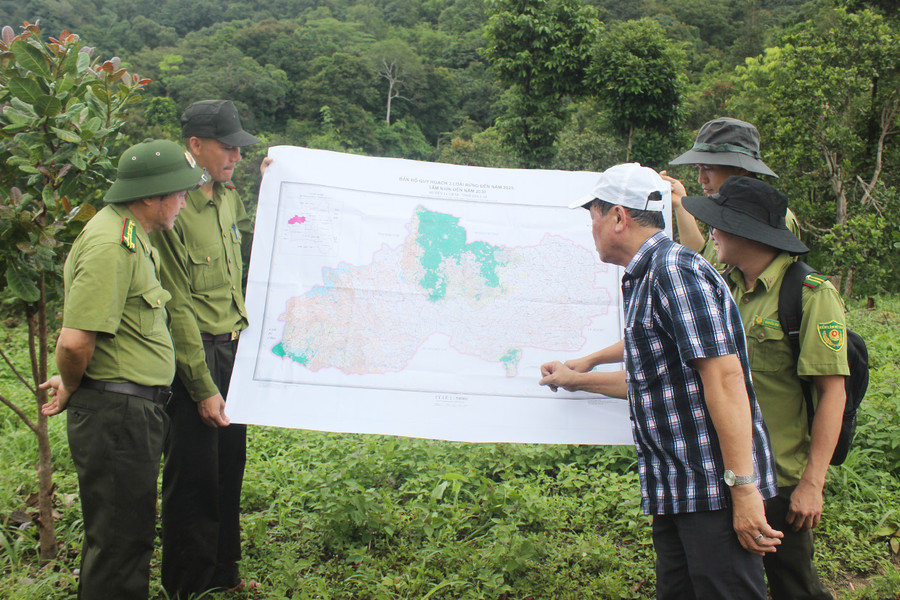 Lực lượng Kiểm lâm kiểm tra giám sát rừng tại huyện Ia Grai. Ảnh: N.H.H Lực lượng Kiểm lâm kiểm tra giám sát rừng tại huyện Ia Grai. Ảnh: N.H.H