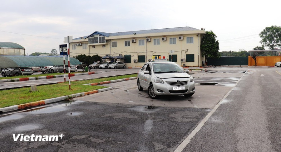 Học sinh thi sát hạch sa hình tại một trung tâm đào tạo lái xe ở Hà Nội. (Ảnh: Việt Hùng/Vietnam+) Học sinh thi sát hạch sa hình tại một trung tâm đào tạo lái xe ở Hà Nội. (Ảnh: Việt Hùng/Vietnam+)