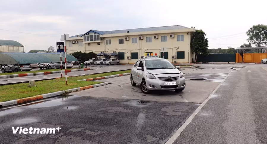 Học sinh thi sát hạch sa hình tại một trung tâm đào tạo lái xe ở Hà Nội. (Ảnh: Việt Hùng/Vietnam+)