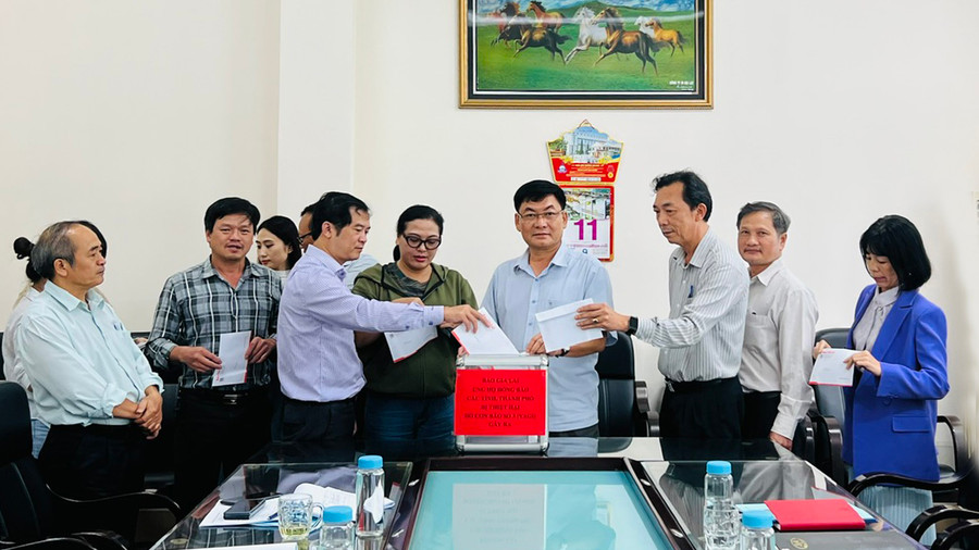 Cán bộ, viên chức, người lao động Báo Gia Lai ủng hộ đồng bào các tỉnh, thành phố bị thiệt hại do cơn bão số 3 gây ra. Ảnh: Phan Lài Cán bộ, viên chức, người lao động Báo Gia Lai ủng hộ đồng bào các tỉnh, thành phố bị thiệt hại do cơn bão số 3 gây ra. Ảnh: Phan Lài