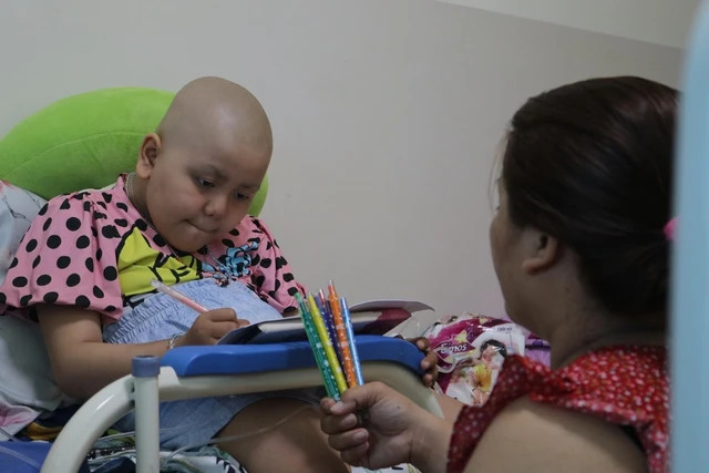 Chị Thuy luôn ở bên chăm sóc con. Ảnh: Uyển Nhi