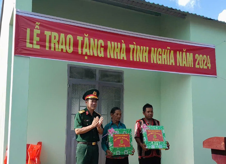 Lãnh đạo Sư đoàn 320 trao nhà tình nghĩa cho ông Rơ Lan Mok (xã Ia Pnôn, huyện Đức Cơ). Ảnh: T.D