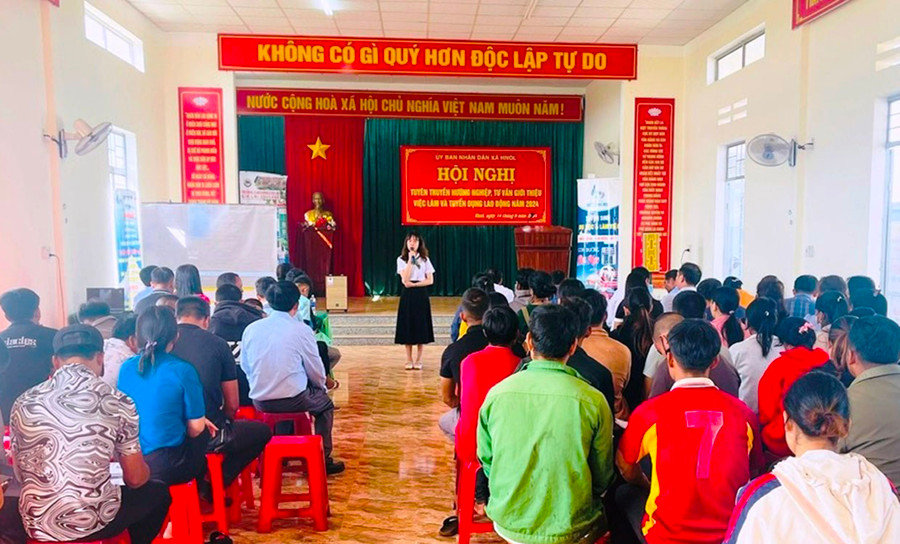 Quang cảnh buổi tư vấn việc làm cho lao động dân tộc thiểu số tại xã Hnol, huyện Đak Đoa. Ảnh: Văn Đức Quang cảnh buổi tư vấn việc làm cho lao động dân tộc thiểu số tại xã Hnol, huyện Đak Đoa. Ảnh: Văn Đức