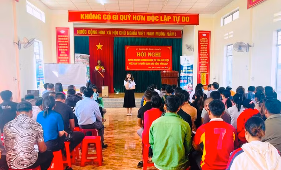 Quang cảnh buổi tư vấn việc làm cho lao động dân tộc thiểu số tại xã Hnol, huyện Đak Đoa. Ảnh: Văn Đức