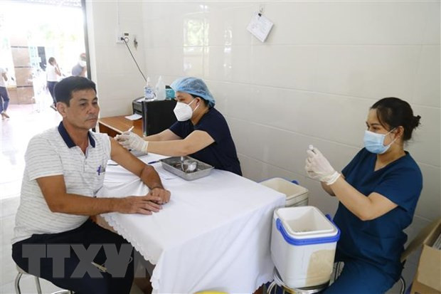 Tiêm vaccine phòng COVID-19 mũi 4 cho người dân. (Ảnh: Nam Sương/TTXVN) Tiêm vaccine phòng COVID-19 mũi 4 cho người dân. (Ảnh: Nam Sương/TTXVN)