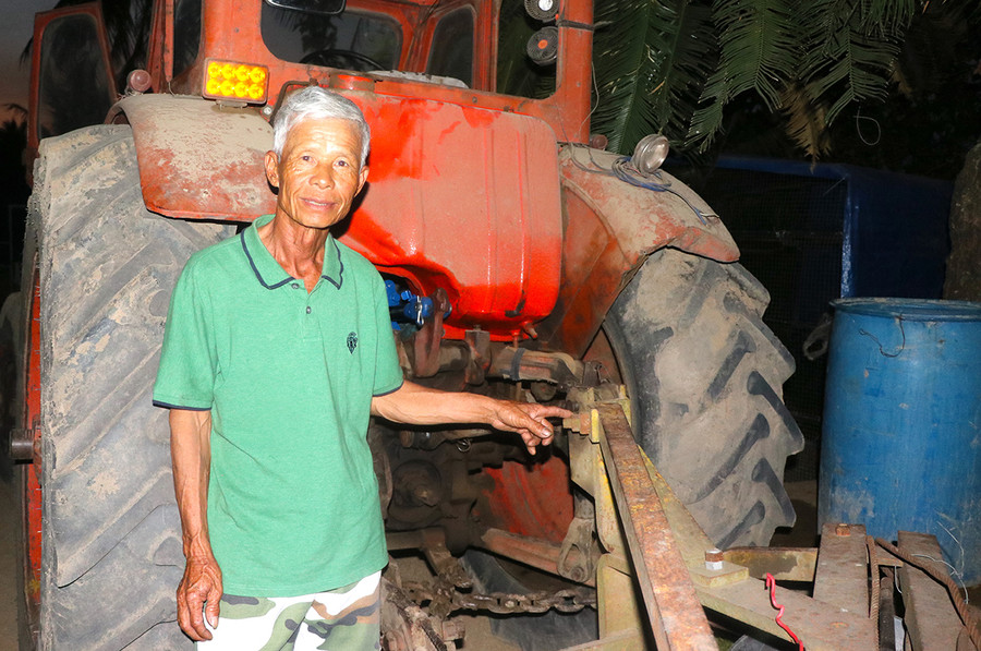 Từ chiếc máy cày chuyên dụng, ông Nguyễn Thái Châu (thôn Tân Định, xã Tân An, huyện Đak Pơ) đã tìm tòi nghiên cứu nâng cấp thành máy cày đa năng, nâng cao hiệu quả sản xuất. Ảnh: An Phát