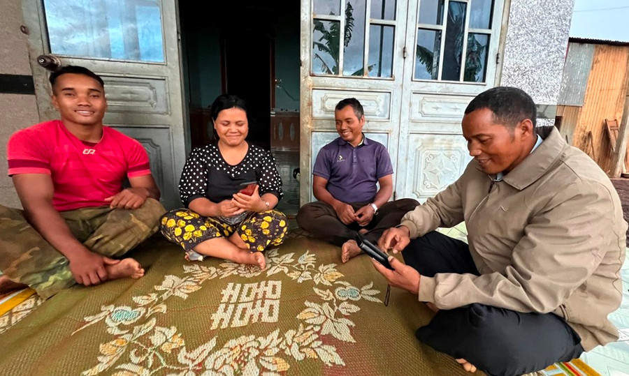 Ông Nhưh (thứ 2 từ trái sang, làng Adơk Kông, xã A Dơk, huyện Đak Đoa) cho biết, từ khi con trai đi xuất khẩu lao động ở Nhật Bản, cuộc sống gia đình ngày càng ổn định. Ảnh: Đ.Y Ông Nhưh (thứ 2 từ trái sang, làng Adơk Kông, xã A Dơk, huyện Đak Đoa) cho biết, từ khi con trai đi xuất khẩu lao động ở Nhật Bản, cuộc sống gia đình ngày càng ổn định. Ảnh: Đ.Y