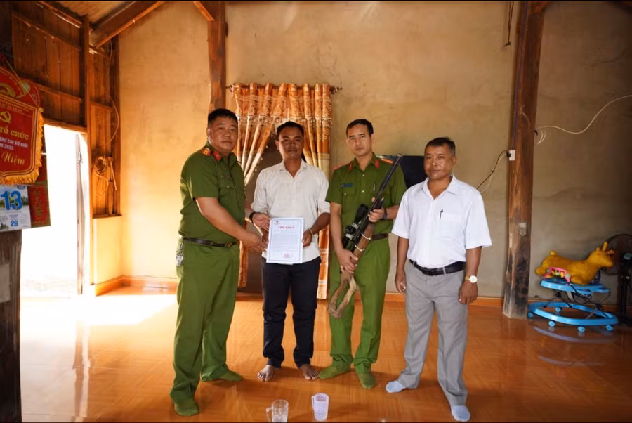 Việc người dân tự nguyện giao nộp vũ khí giúp cơ quan chức năng đảm bảo an ninh trật tự tại địa bàn. Ảnh: Bảo Trung