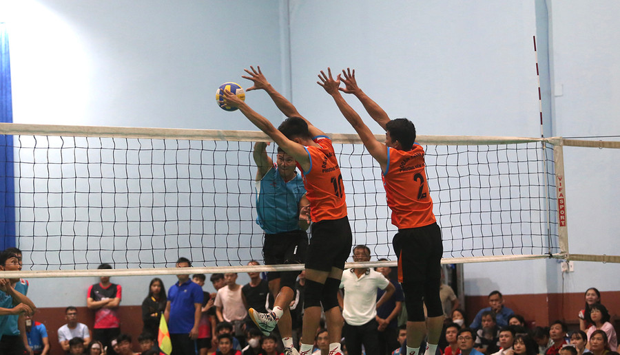 Các cầu thủ đã trình diễn những pha bóng mãn nhãn tại Giải Bóng chuyền thanh niên TP. Pleiku năm 2023. Ảnh: V.N Các cầu thủ đã trình diễn những pha bóng mãn nhãn tại Giải Bóng chuyền thanh niên TP. Pleiku năm 2023. Ảnh: V.N