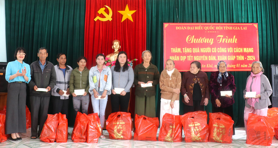 Người có công ở thị xã An Khê nhận quà Tết của Đoàn đại biểu Quốc hội tỉnh. Ảnh: Ngọc Minh Người có công ở thị xã An Khê nhận quà Tết của Đoàn đại biểu Quốc hội tỉnh. Ảnh: Ngọc Minh