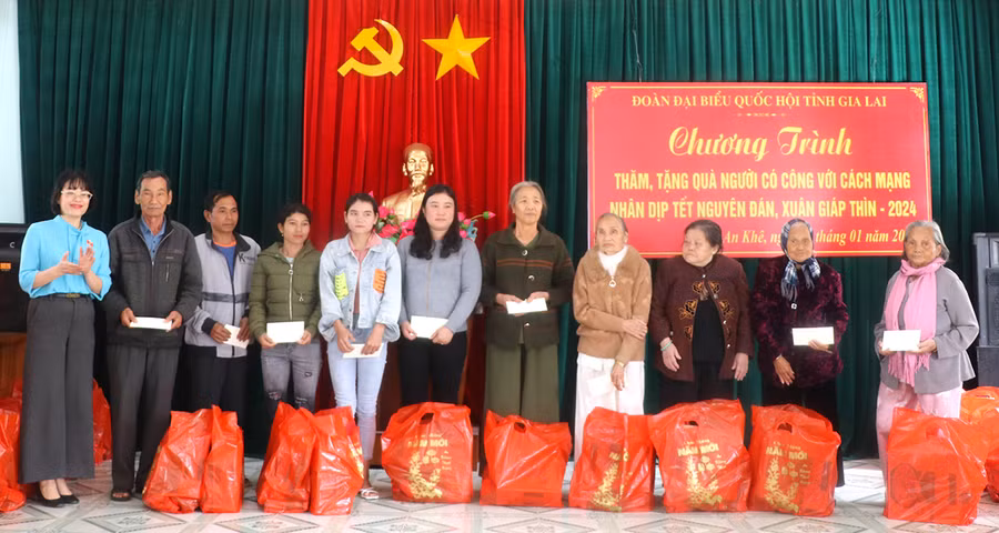 Người có công ở thị xã An Khê nhận quà Tết của Đoàn đại biểu Quốc hội tỉnh. Ảnh: Ngọc Minh