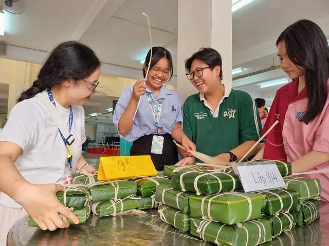 Học sinh cùng nhau gói bánh chưng trong hoạt động mừng xuân tại trường ở TP.HCM. Ảnh: Đào Ngọc Thạch Học sinh cùng nhau gói bánh chưng trong hoạt động mừng xuân tại trường ở TP.HCM. Ảnh: Đào Ngọc Thạch