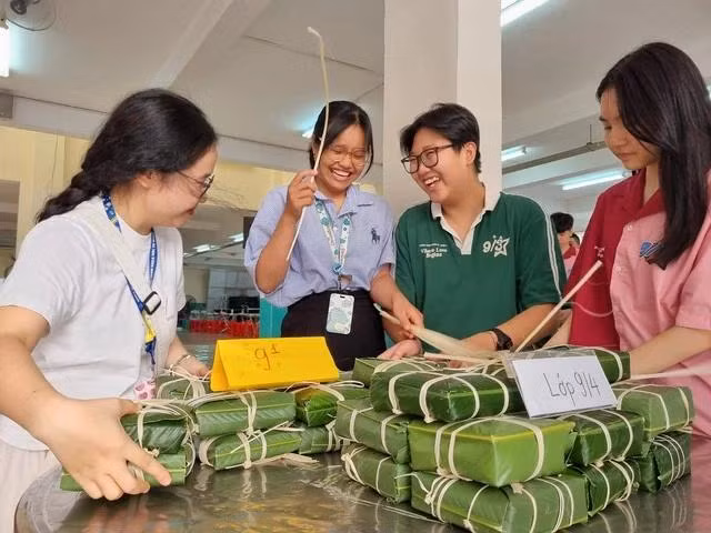 Học sinh cùng nhau gói bánh chưng trong hoạt động mừng xuân tại trường ở TP.HCM. Ảnh: Đào Ngọc Thạch