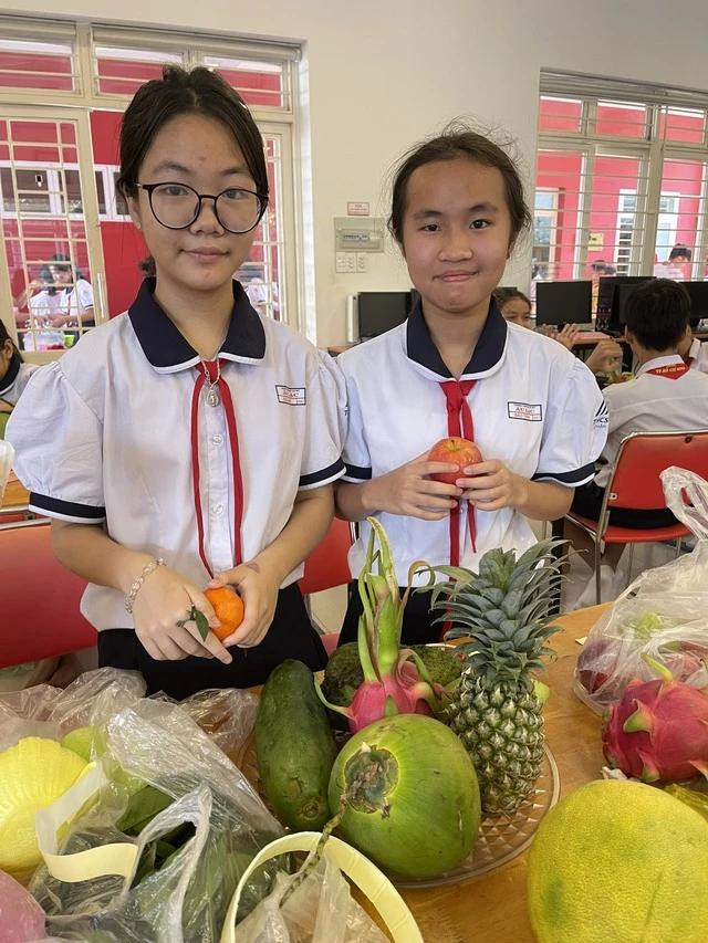 Học sinh cùng nhau trang trí mâm ngũ quả ngày tết. Ảnh NVCC Học sinh cùng nhau trang trí mâm ngũ quả ngày tết. Ảnh NVCC