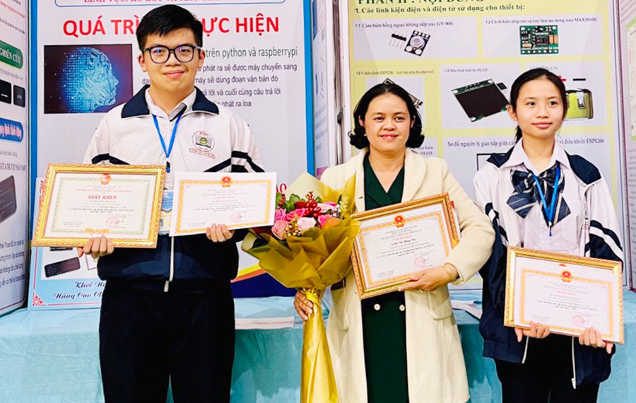Em Trần Đỗ Anh Tuấn và Võ Phạm Thảo Nguyên cùng cô Bùi Thị Hồng Thu (ở giữa) nhận giải nhì Cuộc thi Khoa học kỹ thuật cấp tỉnh. Ảnh: Phạm Ngọc Em Trần Đỗ Anh Tuấn và Võ Phạm Thảo Nguyên cùng cô Bùi Thị Hồng Thu (ở giữa) nhận giải nhì Cuộc thi Khoa học kỹ thuật cấp tỉnh. Ảnh: Phạm Ngọc