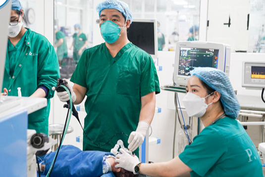 Bác sĩ nội soi phế quản gắp dị vật