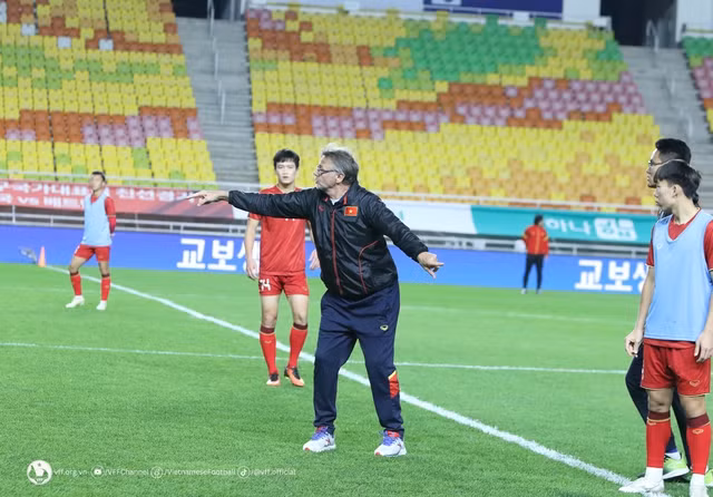 HLV Troussier cần tăng cường 'chất thép' nơi hàng phòng thủ. Ảnh: VFF