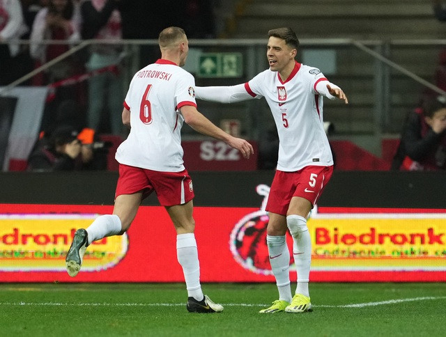 Jakub Piotrowski (6) lập công lớn bằng một bàn thắng và một kiến tạo