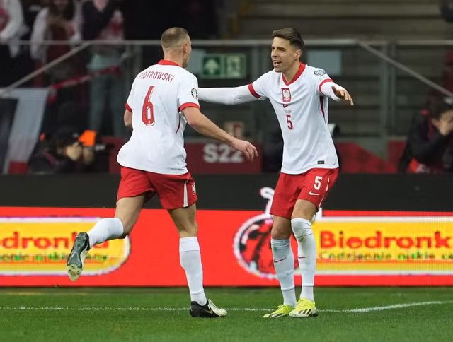 Jakub Piotrowski (6) lập công lớn bằng một bàn thắng và một kiến tạo