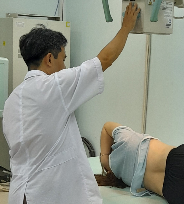 Chị N. điều trị tại bệnh viện sau khi bị chồng đánh. Ảnh gia đình cung cấp
