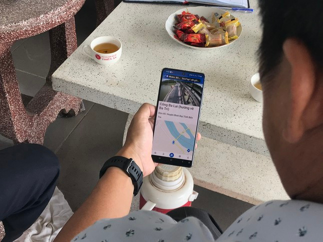 Anh Trần Anh Minh, Phó Chủ tịch UBND xã Thạnh Trị (Bình Đại) theo dõi camera giám sát cống ngăn mặn Ba Lai. Ảnh: Hòa Hội