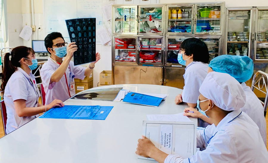 Từ cuối năm 2019, Bệnh viện Đa khoa tỉnh đã ứng dụng phương pháp điều trị nhồi máu não bằng thuốc tiêu sợi huyết. Đây là một trong những phương pháp điều trị đặc biệt hiệu quả đối với người bị bệnh lý nguy hiểm. Ảnh: N.N Từ cuối năm 2019, Bệnh viện Đa khoa tỉnh đã ứng dụng phương pháp điều trị nhồi máu não bằng thuốc tiêu sợi huyết. Đây là một trong những phương pháp điều trị đặc biệt hiệu quả đối với người bị bệnh lý nguy hiểm. Ảnh: N.N