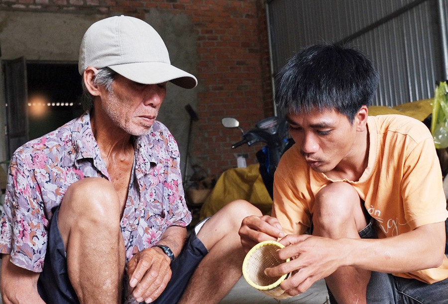 Đỗ Mạnh Cương cùng cha nuôi là bok Chim thường xuyên trao đổi để tạo ra sản phẩm phù hợp với nhu cầu của thị trường. Ảnh: Hoàng Ngọc Đỗ Mạnh Cương cùng cha nuôi là bok Chim thường xuyên trao đổi để tạo ra sản phẩm phù hợp với nhu cầu của thị trường. Ảnh: Hoàng Ngọc