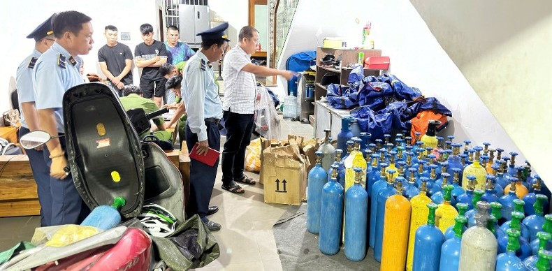 Số lượng bình chứa khí N20 không rõ nguồn gốc, chứng từ. (Ảnh Công an cung cấp)