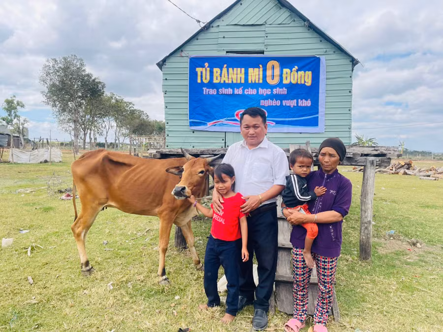 Thầy Vũ Văn Tùng trích kinh phí “Tủ bánh mì 0 đồng” trao tặng em Đinh Thảo một con bò sinh sản. Ảnh: Vũ Chi Thầy Vũ Văn Tùng trích kinh phí “Tủ bánh mì 0 đồng” trao tặng em Đinh Thảo một con bò sinh sản. Ảnh: Vũ Chi