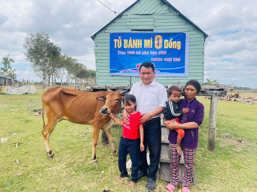 Thầy Vũ Văn Tùng trích kinh phí “Tủ bánh mì 0 đồng” trao tặng em Đinh Thảo một con bò sinh sản. Ảnh: Vũ Chi Thầy Vũ Văn Tùng trích kinh phí “Tủ bánh mì 0 đồng” trao tặng em Đinh Thảo một con bò sinh sản. Ảnh: Vũ Chi