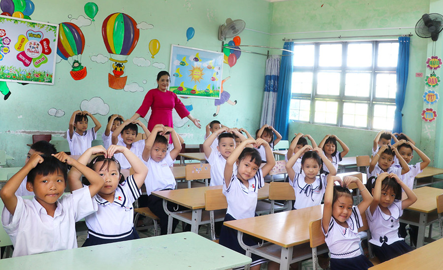 Cô và trò lớp 1.1, Trường Tiểu học Võ Thị Sáu (phường Tây Sơn, thị xã An Khê) phấn khởi trong ngày tựu trường. Ảnh: Ngọc Minh