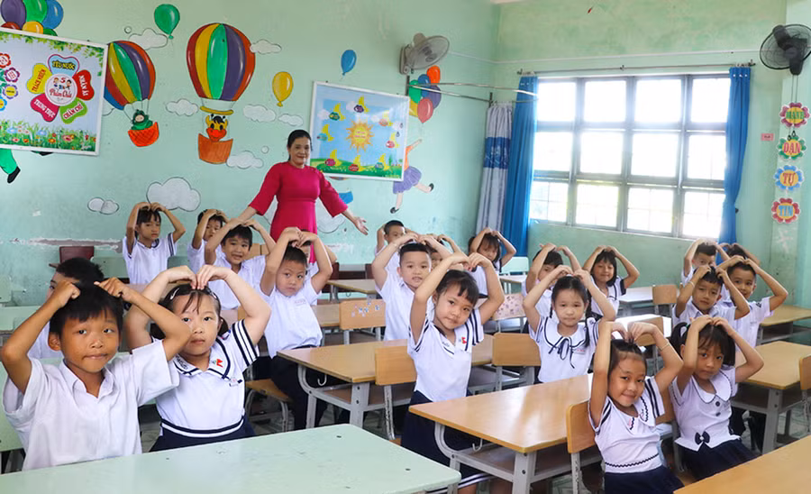 Cô và trò lớp 1.1, Trường Tiểu học Võ Thị Sáu (phường Tây Sơn, thị xã An Khê) phấn khởi trong ngày tựu trường. Ảnh: Ngọc Minh