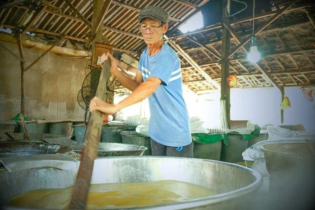 Ông Đồng Văn Chính đang khuấy đường trong chảo. Ảnh: HẢI PHONG