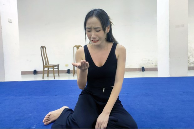 Giây phút xúc động của một nữ diễn viên trẻ. (Ảnh: PV/Vietnam+) Giây phút xúc động của một nữ diễn viên trẻ. (Ảnh: PV/Vietnam+)