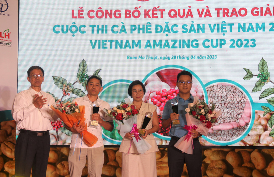 Vinh danh các đơn vị 5 năm liên tục đạt giải cà phê đặc sản. Vinh danh các đơn vị 5 năm liên tục đạt giải cà phê đặc sản.