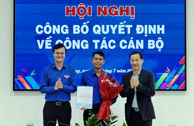 Anh Bùi Quang Huy và ông Nguyễn Thái Học tặng hoa chúc mừng anh Ndu Ha Biên. Ảnh A.T