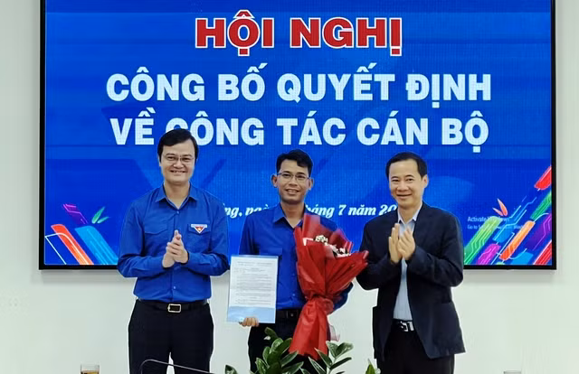 Anh Bùi Quang Huy và ông Nguyễn Thái Học tặng hoa chúc mừng anh Ndu Ha Biên. Ảnh A.T