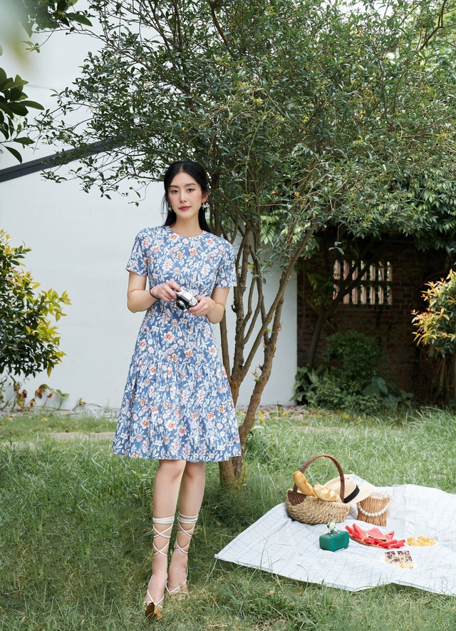 Váy hoa xanh có thể mặc trong cả 4 mùa xuân, hạ, thu, đông và nàng chỉ cần thay đổi cách mix match. Đây có thể coi là món đồ thời trang đa năng nhất trong tủ đồ mà nàng nên sở hữu