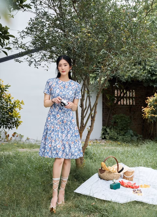 Váy hoa xanh có thể mặc trong cả 4 mùa xuân, hạ, thu, đông và nàng chỉ cần thay đổi cách mix match. Đây có thể coi là món đồ thời trang đa năng nhất trong tủ đồ mà nàng nên sở hữu