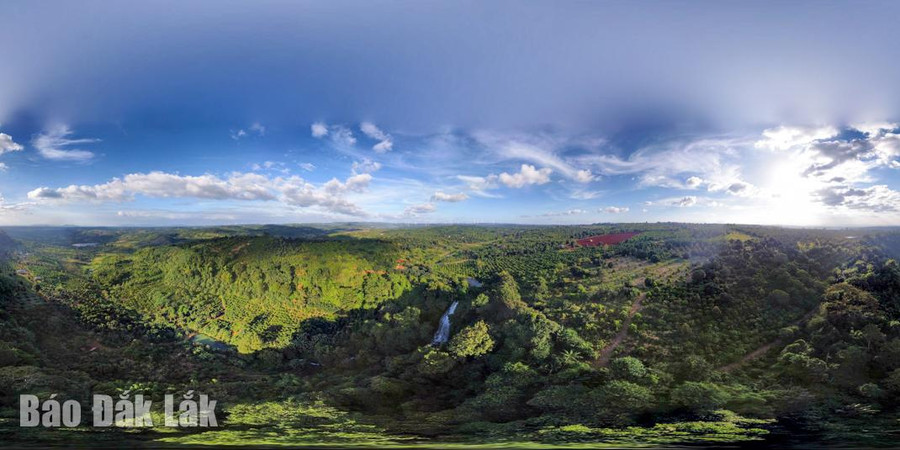 Thác Ea Brơ là một trong những thắng cảnh đang được huyện Krông Búk kêu gọi, thu hút đầu tư nhằm thúc đẩy tiềm năng du lịch của huyện, góp phần phát triển kinh tế - xã hội của địa phương.