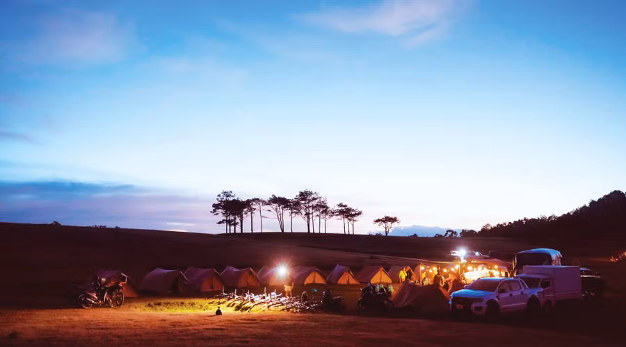 Chúng tôi đã thức dậy trên thảo nguyên cỏ hồng Masara vào một sáng đầu đông, gió và lạnh. Mặt trời trên thảo nguyên cũng thức dậy sớm và đánh thức người lữ khách bằng những tia nắng hắt qua tấm vải lều. Những ly rượu ấm nồng bên bếp lửa đêm qua và sự yên bình khiến chúng tôi quên hẳn mình đang ở một nơi thật xa vắng