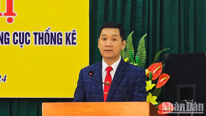 Tân Cục trưởng Thống kê Kon Tum Phan Quốc Hùng phát biểu nhận nhiệm vụ.