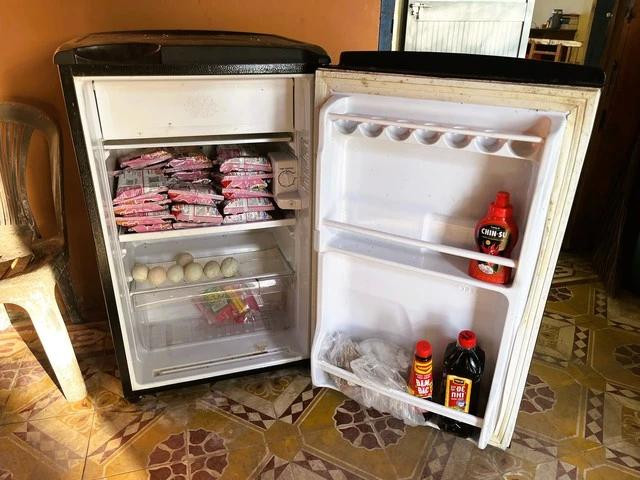 Không có điện, tủ lạnh thành nơi cất trữ mì tôm. Ảnh: MAI THANH HẢI Không có điện, tủ lạnh thành nơi cất trữ mì tôm. Ảnh: MAI THANH HẢI