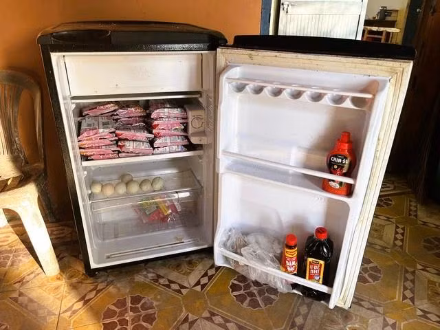 Không có điện, tủ lạnh thành nơi cất trữ mì tôm. Ảnh: MAI THANH HẢI Không có điện, tủ lạnh thành nơi cất trữ mì tôm. Ảnh: MAI THANH HẢI