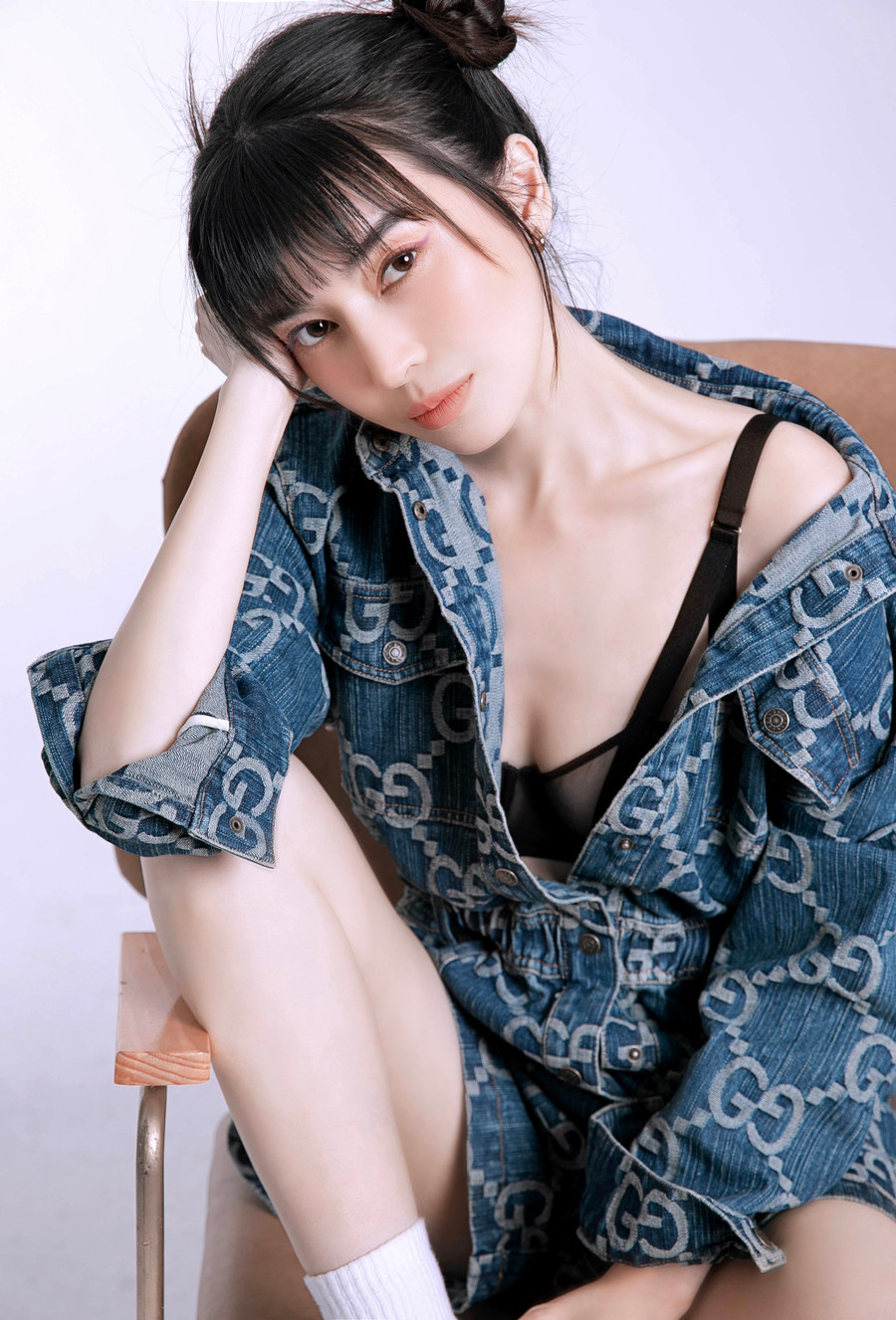 Mới đây, Cao Thái Hà còn vừa tậu ngôi nhà trị giá 5 tỉ đồng để đón mẹ và em trai lên TP.HCM ở cùng. Cô cũng nhờ kiến trúc sư thiết kế không gian phòng bếp và phòng ngủ theo ý thích của mẹ. Ảnh: NVCC