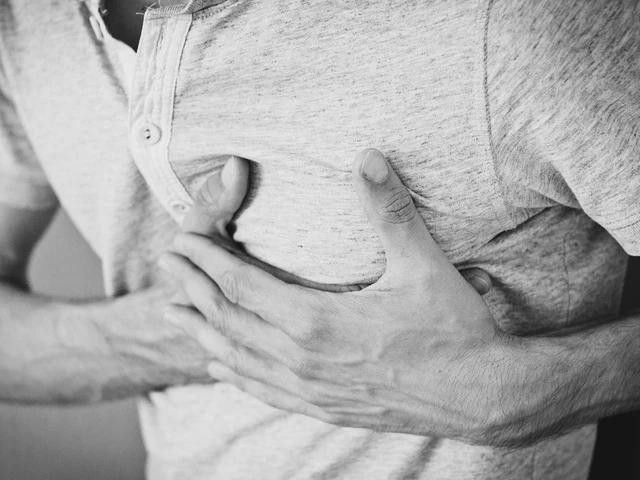 Đau ngực là triệu chứng đặc trưng cảnh báo đau tim Đau ngực là triệu chứng đặc trưng cảnh báo đau tim