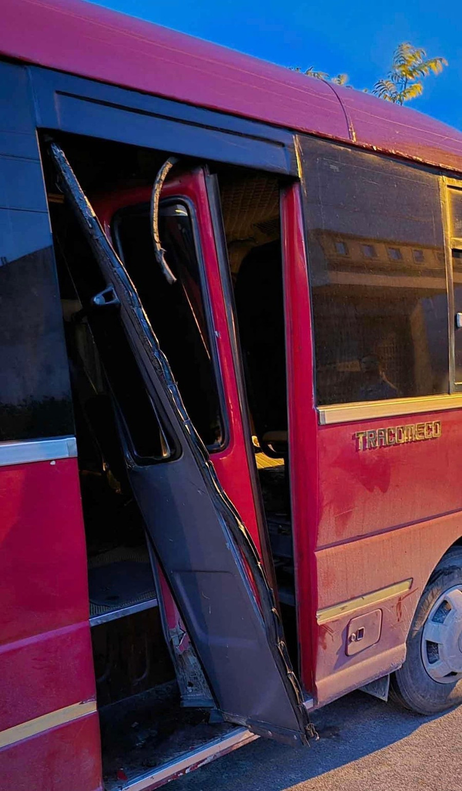 Người dân phải đập cửa xe để đưa bé đi cấp cứu